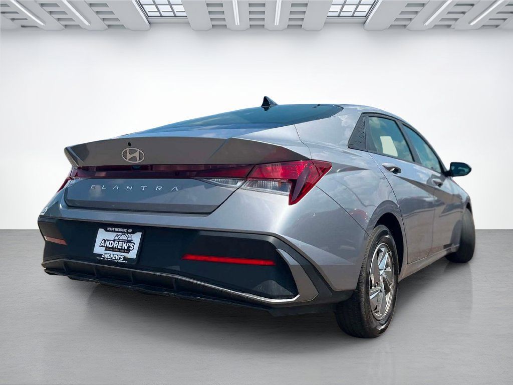Used 2026 Hyundai Elantra SE FWD image 3