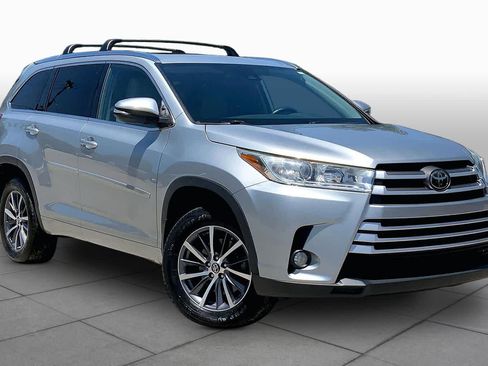 Used 2018 Toyota Highlander XLE AWD/4WD image 3