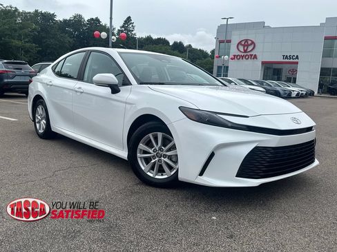 Used 2025 Toyota Camry LE FWD image 1