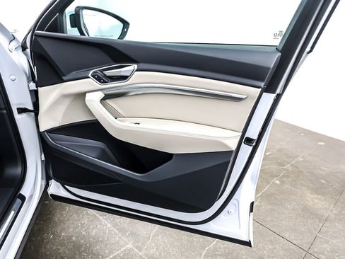 Used 2022 Audi e-tron Premium w/ Convenience Plus Package image 25