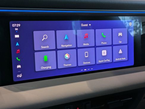 Certified 2025 Porsche Macan Electric RWD image 17