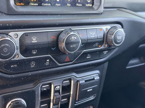 Used 2023 Jeep Wrangler Unlimited Sahara AWD/4WD image 21
