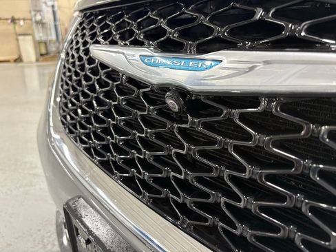 Used 2021 Chrysler Pacifica Touring-L FWD image 21