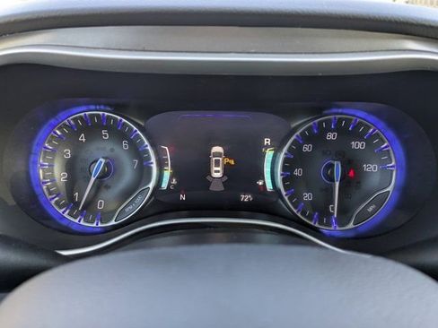 Used 2024 Chrysler Pacifica Touring-L image 22