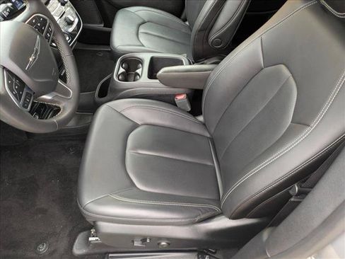 Used 2025 Chrysler Pacifica Select FWD image 15