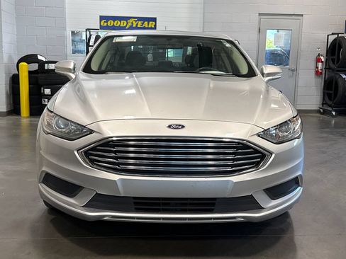 Used 2017 Ford Fusion SE w/ Fusion SE Technology Package FWD image 2