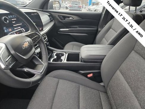 Used 2025 Chevrolet Traverse LT image 22