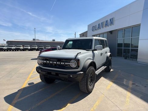 New 2026 Ford Bronco Outer Banks w/ Sasquatch Package AWD/4WD image 3