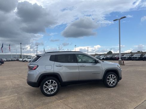 Used 2022 Jeep Compass Latitude AWD/4WD image 21