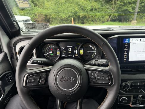 Certified 2024 Jeep Wrangler Unlimited w/ Convenience Group AWD/4WD image 20