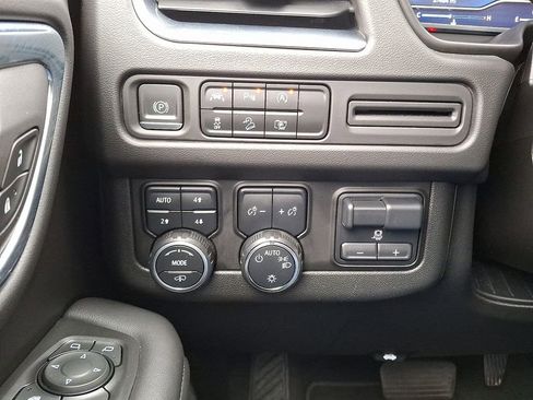 Used 2023 Chevrolet Tahoe Z71 w/ Z71 Off-Road Package image 28