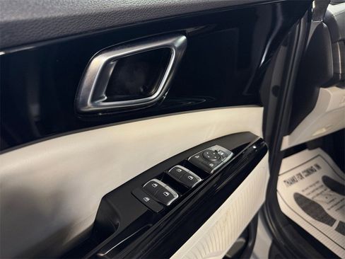 Certified 2024 Kia Carnival EX image 14