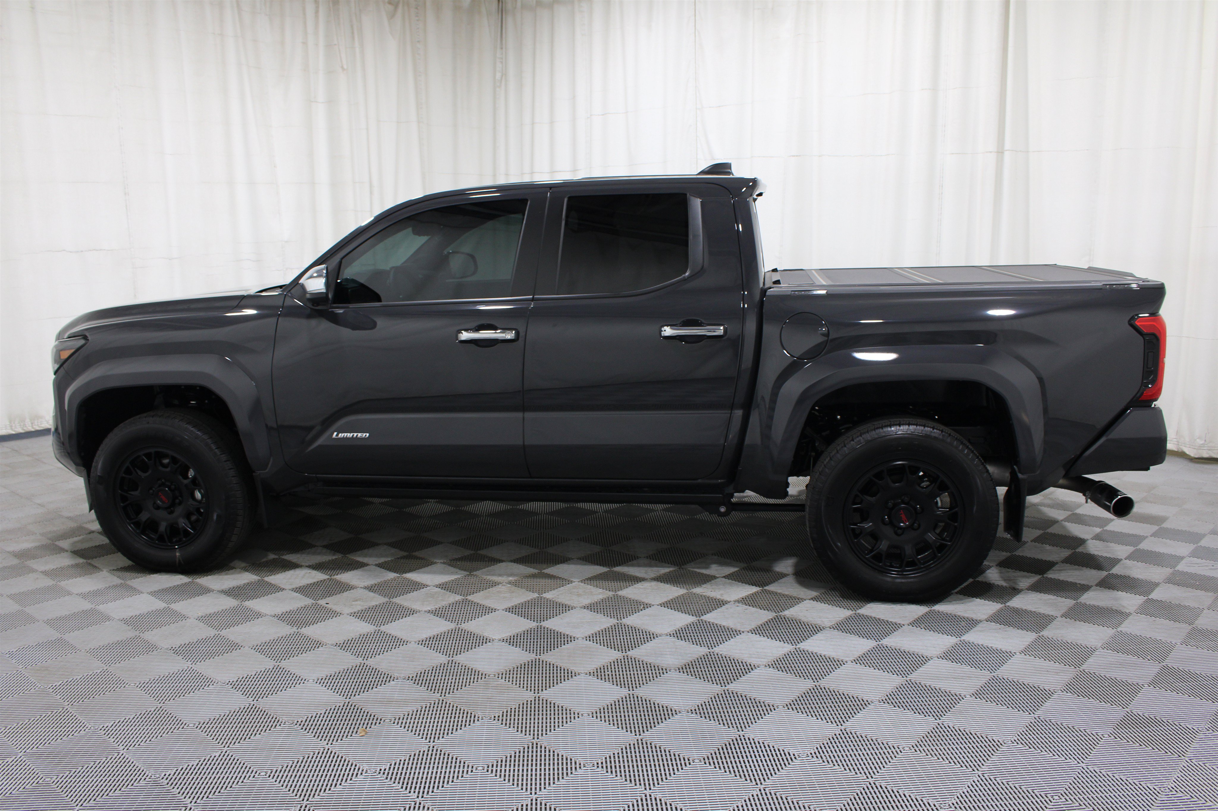 Used 2025 Toyota Tacoma Limited AWD/4WD image 32