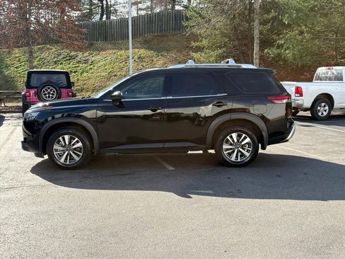 Certified 2025 Nissan Pathfinder SL image 5