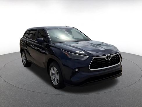 Used 2025 Toyota Highlander LE image 3