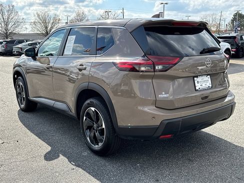 Used 2024 Nissan Rogue SV image 5