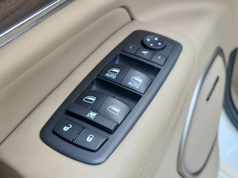 Used 2018 Jeep Grand Cherokee Overland AWD/4WD image 15