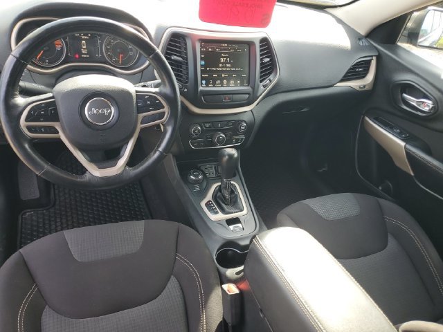 Used 2017 Jeep Cherokee Latitude w/ Cold Weather Group AWD/4WD image 11