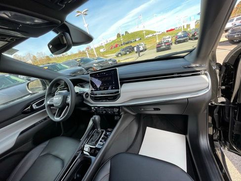 Used 2024 Jeep Compass Limited image 11