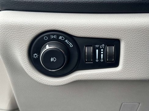 Used 2022 Chrysler Pacifica Limited image 34