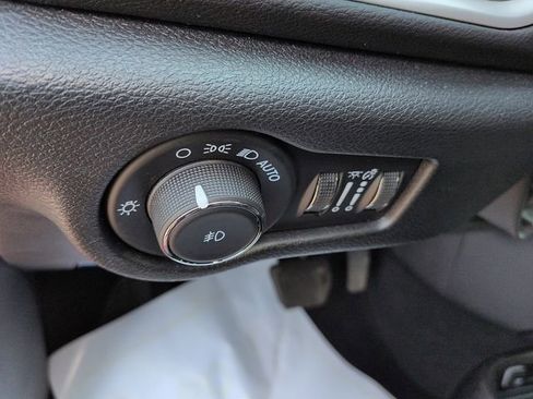 Used 2025 Chrysler Pacifica Select image 17