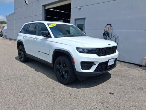 Used 2023 Jeep Grand Cherokee Altitude AWD/4WD image 4
