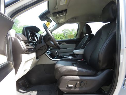 Used 2022 Kia Carnival LX FWD image 10