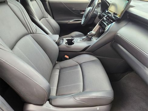 Used 2022 Toyota Venza Limited image 14