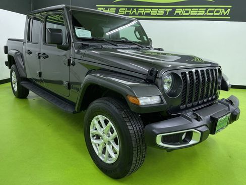 Used 2023 Jeep Gladiator Sport image 2