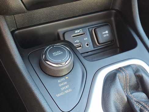 Used 2018 Jeep Cherokee Limited AWD/4WD image 24