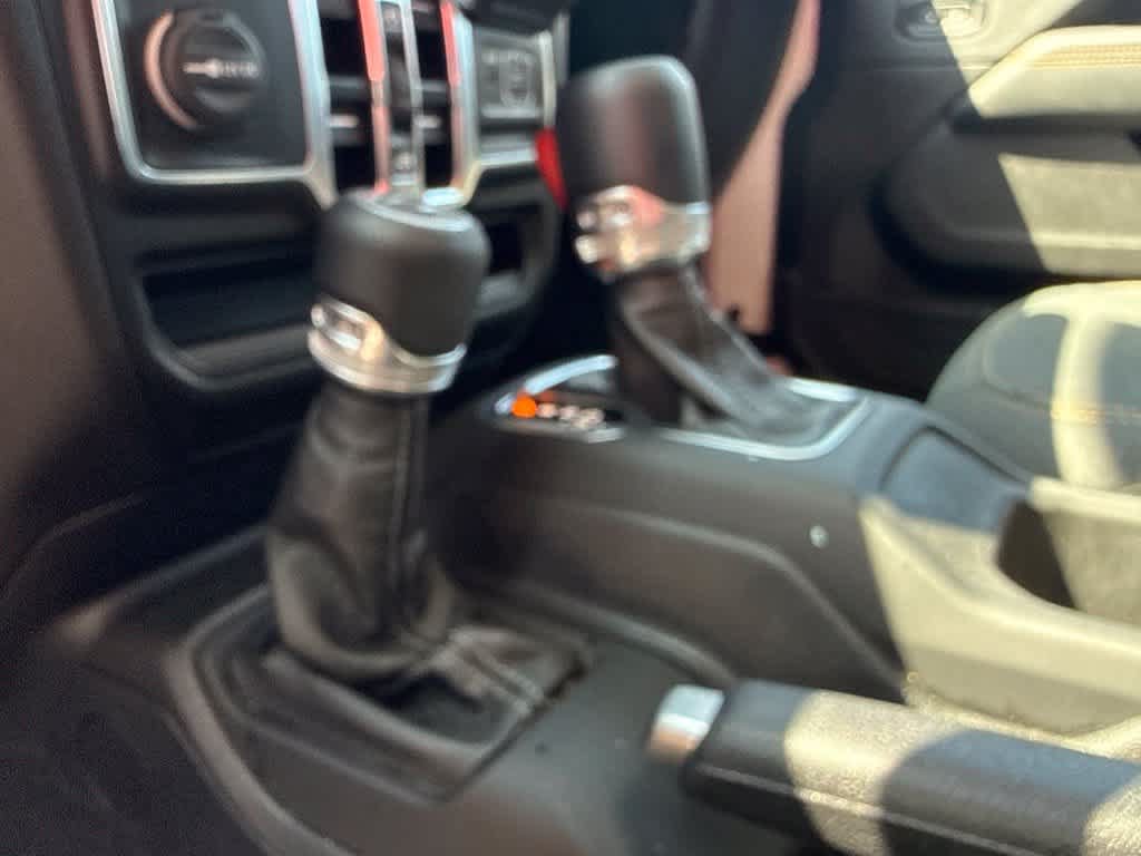Used 2025 Jeep Wrangler Unlimited Sahara AWD/4WD image 24