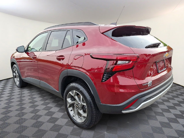 Used 2025 Chevrolet Trax LT FWD image 4