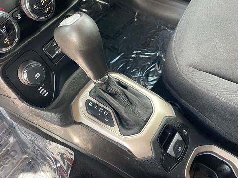 Used 2016 Jeep Renegade Latitude w/ Popular Equipment Group AWD/4WD image 24