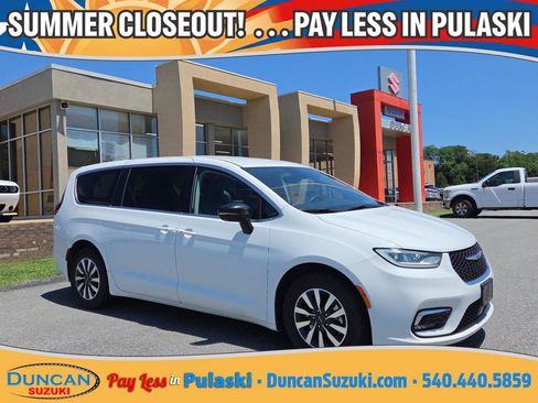 Used 2024 Chrysler Pacifica Limited FWD image 1