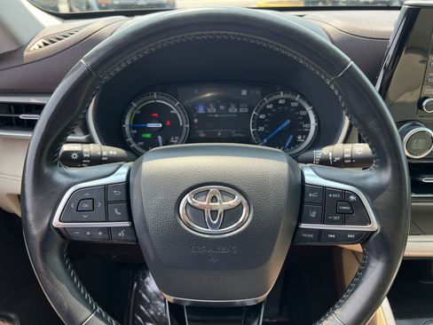 Used 2021 Toyota Highlander XLE AWD/4WD image 16
