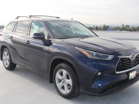 Used 2022 Toyota Highlander LE FWD image 2