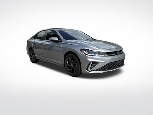 Used 2025 Volkswagen Jetta SE FWD image 2