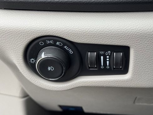 Used 2024 Chrysler Pacifica Touring-L image 29