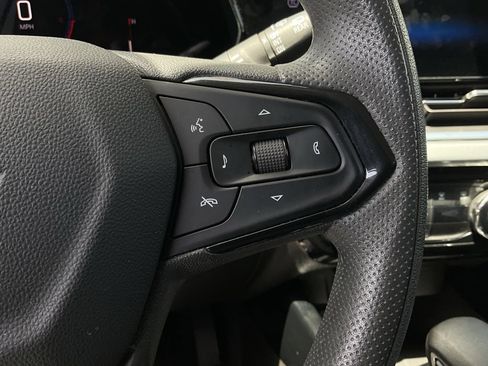 Used 2025 Chevrolet Trax LT FWD image 28