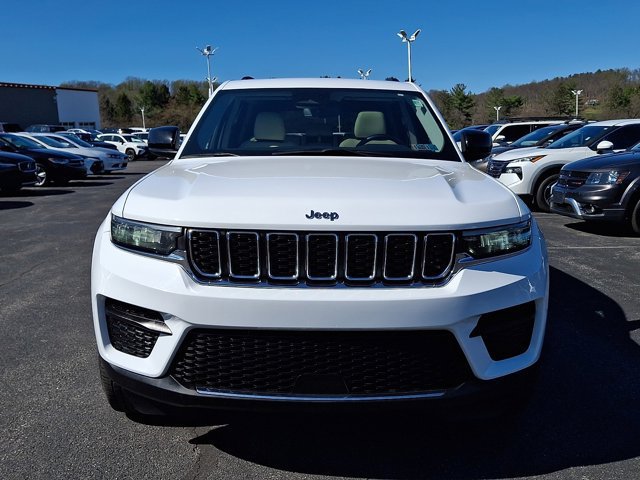 Used 2022 Jeep Grand Cherokee Laredo w/ Luxury Tech Group I AWD/4WD image 2