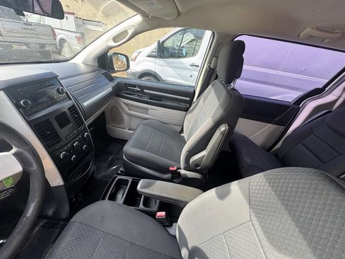 Used 2010 Dodge Grand Caravan SE image 22