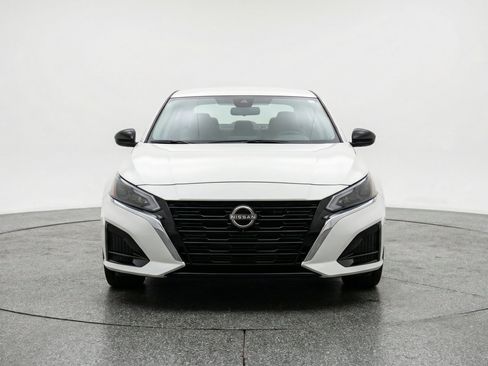 Used 2025 Nissan Altima 2.5 SV FWD image 2