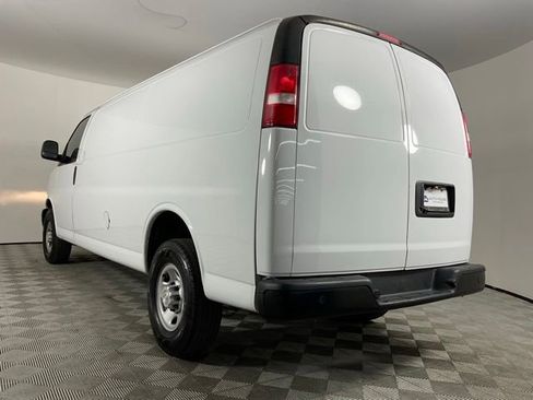 Used 2020 Chevrolet Express 3500 Extended w/ Driver Convenience Package RWD image 4