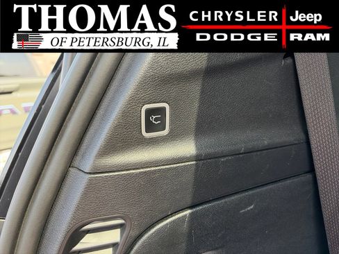 Used 2025 Chrysler Pacifica Select FWD image 25
