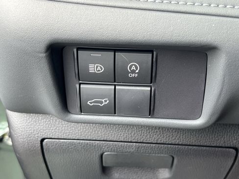 Used 2024 Toyota Highlander XLE AWD/4WD image 38