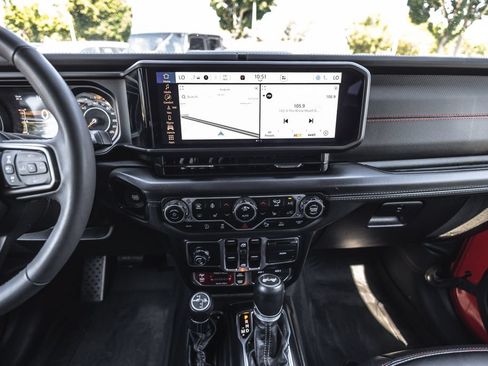 Used 2024 Jeep Wrangler Unlimited Rubicon AWD/4WD image 30