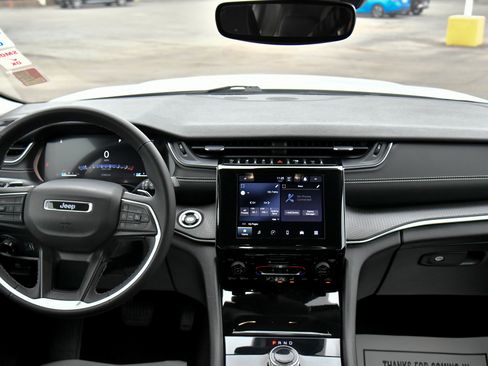 Used 2023 Jeep Grand Cherokee L Laredo image 37