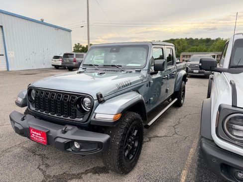 Used 2025 Jeep Gladiator Sport AWD/4WD image 6