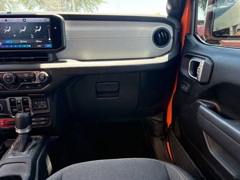 Certified 2025 Jeep Gladiator Sport AWD/4WD image 7