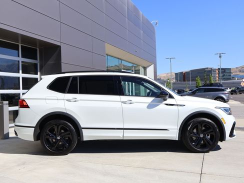 Used 2024 Volkswagen Tiguan SE R-Line AWD/4WD image 4